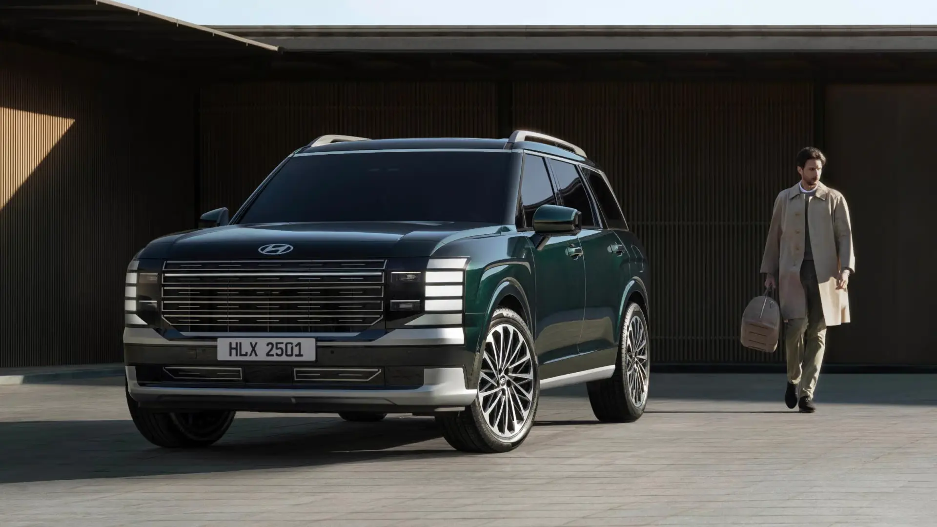 Hyundai Palisade 2025 luxury SUV with bold front grille, LED headlights, and spacious 7-seater interior