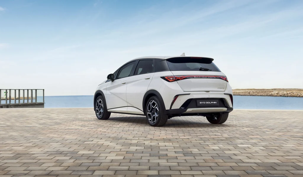 BYD Dolphin 2025 – Smart EV for Smart India! Indian market में भी धूम मचा रही है 2 byd dolphin 2025 launched